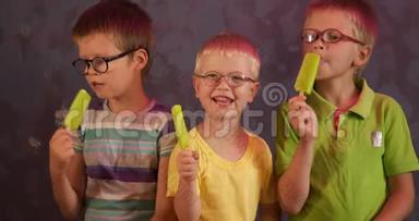 有趣的孩子兄弟戴眼镜吃绿色开心果冰淇淋的棍子。 <strong>儿童</strong>为视障<strong>儿童</strong>上学。